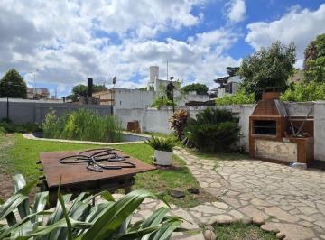 Casa · 126m² · 4 Ambientes · 2 Cocheras · Venta Casa 3 Amb con Gran Jardín y Garaje en Esquiu y Juramento, Carapachay
