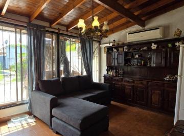 Casa · 126m² · 4 Ambientes · 2 Cocheras · Venta Casa 3 Amb con Gran Jardín y Garaje en Esquiu y Juramento, Carapachay