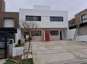 Casa · 120m² · 4 Ambientes · Dúplex en Venta en Miradores de Manantiales I. 3 Dorm.