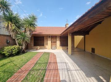 Casa · 190m² · 3 Ambientes · 1 Cochera · Casa Chalet en Venta en Lanús, G. B. a. Zona Sur, Argentina