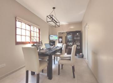 Casa · 145m² · 4 Ambientes · 2 Cocheras · Casa en Venta Banfield Este 4 Ambientes Patio 2 Garage