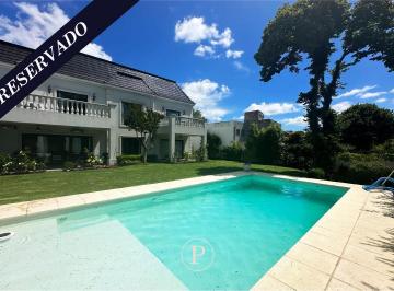 Casa · 650m² · 7 Ambientes · 2 Cocheras · Residencia de Categoría en Los Troncos