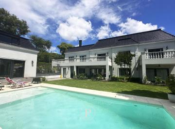 Casa · 650m² · 7 Ambientes · 2 Cocheras · Venta Residencia de Categoría en Los Troncos