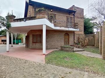 Casa · 323m² · 4 Ambientes · 3 Cocheras · Casa en Venta 4 Ambientes en Villa Udaondo Ituzaingo Sobre Lote de 1400 m