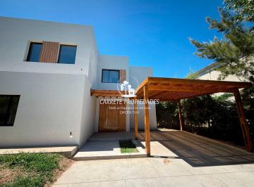 Casa de 5 ambientes, Pilar · Tu Próxima Casa Te Está Esperando. Amplios Espacios y Diseño Moderno.