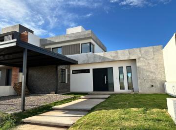 Casa · 200m² · 4 Ambientes · 2 Cocheras · Casa en Venta B˚ Solares de Manantiales