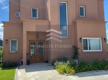 Casa · 190m² · 5 Ambientes · 4 Cocheras · Casa en Venta en Araucarias con Pileta, Puertos, Escobar