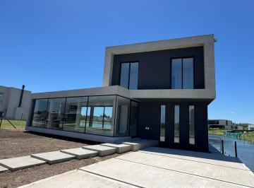 Casa · 203m² · 4 Ambientes · 2 Cocheras · Casa a La Laguna en Santa Ana Villanueva