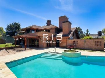 Casa de 5 ambientes Venta USD 725.000 · Importante Propiedad Sobre El Golf con 4 Suites