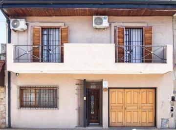 Casa · 210m² · 4 Ambientes · 2 Cocheras · Venta Casa 6 Ambientes. Gerli Lanus.