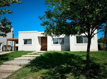 Casa de 4 ambientes, Pilar · Casa Lista Para Mudarse!. No Te La Pierdas!.