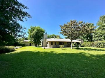 Quinta vacacional · 214m² · 5 Ambientes · 3 Cocheras · Casaquinta en Loma Verde
