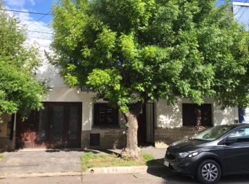 Departamento · 111m² · 3 Ambientes · 1 Cochera · Casa de Tres Ambientes Reciclada en Lote Propio