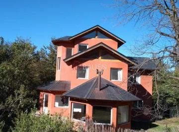 Casa · 216m² · 5 Ambientes · Amplia Casa con 3 Dorm. Rodeada de Bosque y Cercano a Laguna Rosales