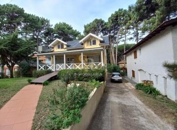 Casa · 251m² · 5 Ambientes · 2 Cocheras · Casa en Venta 5 Ambientes Barrio Lasalle