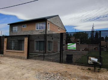 Lote de 436m2 (Superficie Libre, 330 m2) 
Superficie Construida 190 m2 
Dos Plan · Casa en Plottier B° Conea