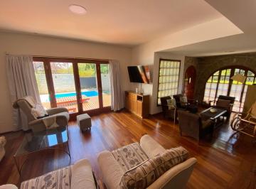 Casa · 240m² · 6 Ambientes · 2 Cocheras · Chalet en Alquiler Temporario en Barrio Los Troncos