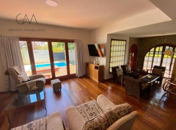 Casa · 240m² · 6 Ambientes · 2 Cocheras · Chalet en Alquiler Temporario en Barrio Los Troncos