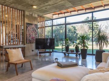 Casa · 2100m² · 8 Ambientes · Casa - Barrio Parque Leloir