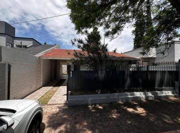 Casa · 96m² · 3 Ambientes · 2 Cocheras · Importante Casa, en La Localidad de Monte Grande, Barrio San Norberto.