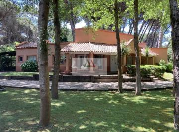 Casa · 233m² · 5 Ambientes · 2 Cocheras · Muy Linda Casa Rodeada de Verde con Yacuzzi