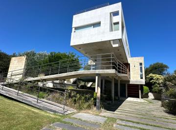 Casa · 401m² · 7 Ambientes · Moderna Casa en Venta, Carilo, 5 Dorm., Piscina, Quincho Cerrado, Hormigon
