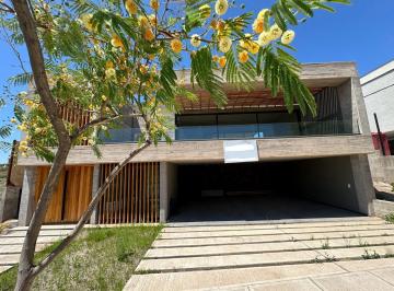 Casa · 415m² · 4 Ambientes · 3 Cocheras · Estrena Elegancia y Confort: Casa de Diseño Único con Vista a Los Cerros y Piscina