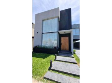 Casa · 200m² · 3 Dormitorios · 2 Cocheras · Casa a La Venta en Ituzaingo, en Villa Udaondo