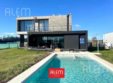 Casa · 200m² · 5 Ambientes · 2 Cocheras · Casa de Estilo Moderno en La Estancia Villa Maria