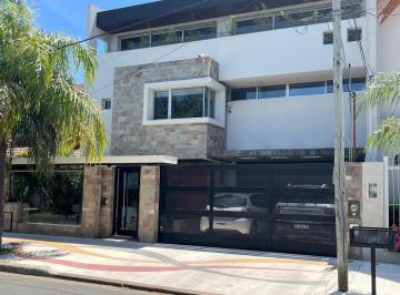 Casa · 465m² · 5 Ambientes · 3 Cocheras · Casa en Barrio Don Bosco, Minimalista Sobre Lote de 12x 30,4 Am Mas Escritorio, Fondo Libre Pileta C