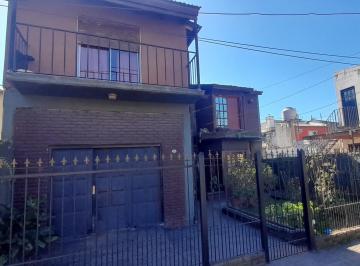 Casa · 300m² · 4 Dormitorios · 3 Cocheras · Amplio Chalet con Departamento en Venta. Ituzaingo Norte