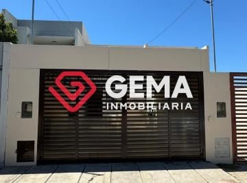 Casa · 140m² · 6 Ambientes · 2 Cocheras · Dúplex en Las Grand Bourg