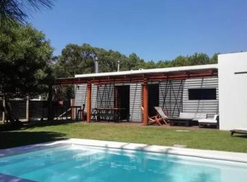 Casa · 100m² · 3 Ambientes · 1 Cochera · Casa de 2 Dorm. con Piscina en Punta Ballena