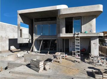Casa · 550m² · 8 Ambientes · 2 Cocheras · Casa en Venta y Alquiler Anual Al Rio, en Barrio El Yacht, Nordelta, Tigre