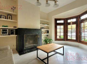 Casa · 250m² · 5 Ambientes · 1 Cochera · Venta Casa 5 Ambientes con Parque, Piscina y Garaje Apto Credito!