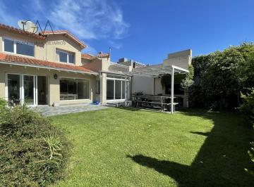 Casa · 1m² · 5 Ambientes · 3 Cocheras · Chalet en Alquiler Temporal en Playa Grande