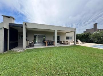 Casa · 205m² · 4 Ambientes · Casa en Alquiler Haras Santa Maria