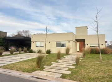 Casa · 205m² · 4 Ambientes · Casa en Alquiler Haras Santa Maria