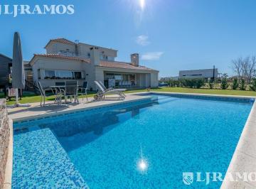Casa · 210m² · 5 Ambientes · 2 Cocheras · Casa de 4 Dorm. a La Laguna con Pileta en El Cantón Islas - Pg