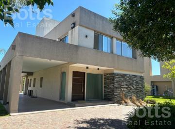 Casa · 270m² · 7 Ambientes · 2 Cocheras · Casa de Categoría en Venta en Terravista