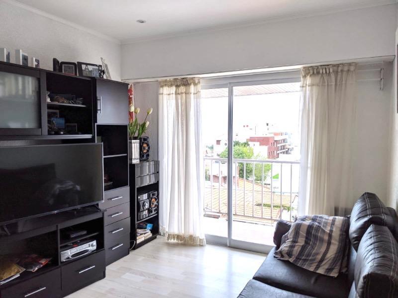 Departamento en tercer piso con balcón vista al mar