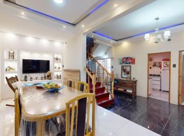 Casa · 161m² · 4 Ambientes · 1 Cochera · Casa en Venta - 3 Dorm. 2 Baños - 231 m² - Moron