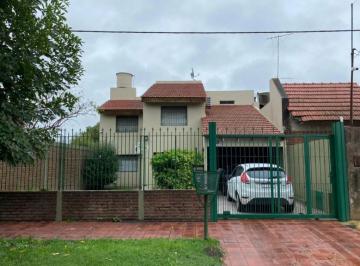 Casa · 206m² · 7 Ambientes · 2 Cocheras · Casa en Venta - 4 Dorm. 3 Baños - Cochera - 500 m² - Los Hornos, La Plata