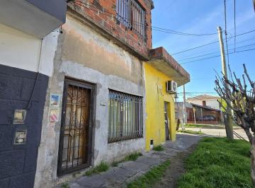 Casa · 55m² · 2 Ambientes · Casa 3 Ambientes con Local en Isidro Casanova Venta