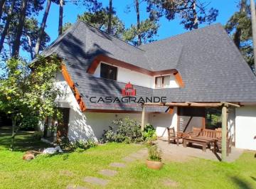 Casa · 400m² · 5 Ambientes · 3 Cocheras · Casa de 4 Dorm. en Pinares con Cancha de Padel