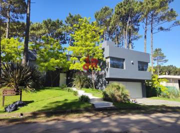 Casa de 5 ambientes, Pinamar · Codigo 687 – 4 Dorm. en Suite con Pileta y Garage – Zona Alamos Pinamar