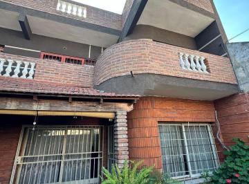 PH · 233m² · 3 Ambientes · 1 Cochera · Amplio PH Tipo Casa en Venta La Tablada