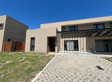 Casa · 108m² · 3 Ambientes · 2 Cocheras · Casa en Condominio Don Mateo