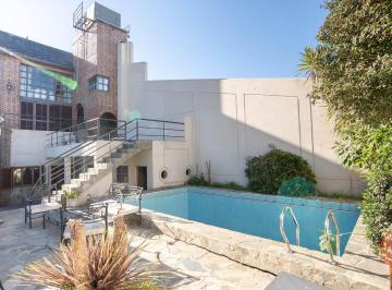 Casa · 279m² · 7 Ambientes · 2 Cocheras · Casa de 4 Dorm. en Venta en La Plata