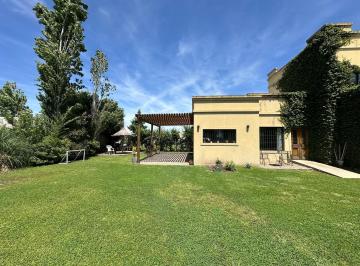 Casa · 151m² · 4 Dormitorios · 2 Cocheras · Hermosa Casa en Chacras Don José